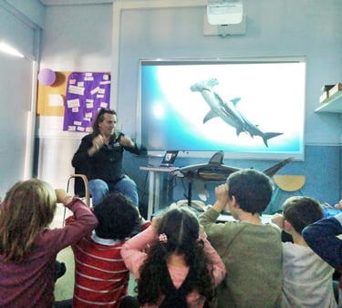 des enfants qui font le signe du requin marteau avec Alain Surina