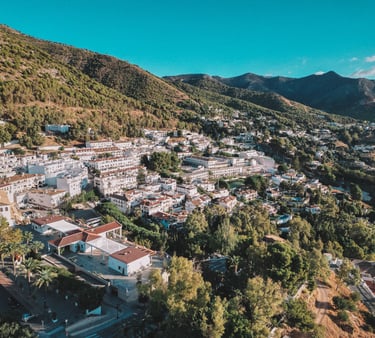 Luftaufnahme Drohnenbild Mijas Pueblo bei Tag und blauem Himmel