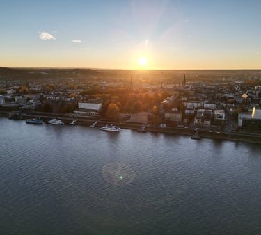 Luftaufnahme Drohnenbild auf den Rhein bei Sonnenuntergang