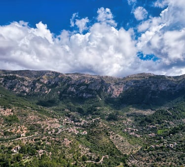 Luftaufnahme Drohnenbild der Serra de Tramutana Gebirge in Mallorca