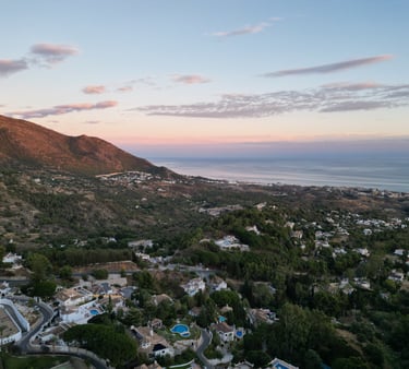 Luftaufnahme Drohnenbild Mijas Pueblo bei Sonnenuntergang