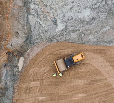 Luftaufnahme einer Baustelle einer Planierraupe