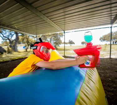 Enfant jouant au paintball en Corse à Anghione avec un pistolet avec des gelly ball