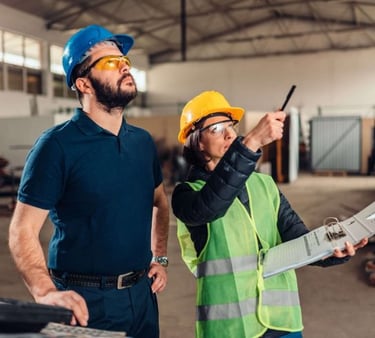 Profissional realizando visita técnica detalhada em imóvel.