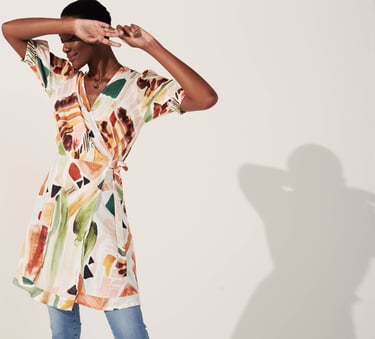 Vestido estampado com arte exclusiva criada a mão para marca de moda feminina