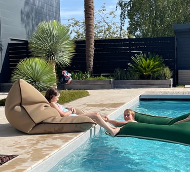 Mobilier extérieur de piscine ultra design