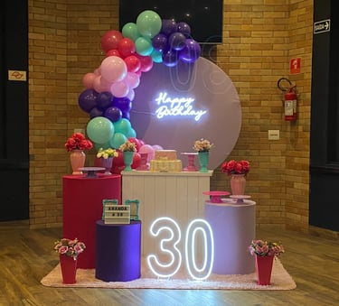 Decoração infantil tema De Repente 30 com cores vibrantes