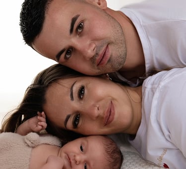 photo des 3 têtes une sur l'autre, bébé, maman, papa