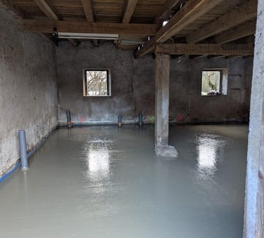 Grange en travaux dalle fraichement coulée