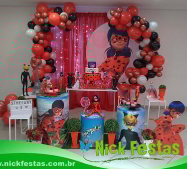 Decoração infantil tema Lady Bug com cores vibrantes e detalhes heroicos e divertidos