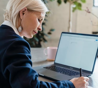 Vrouw die administratie doet