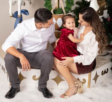 una familia en un carrusel celebrando la navidad