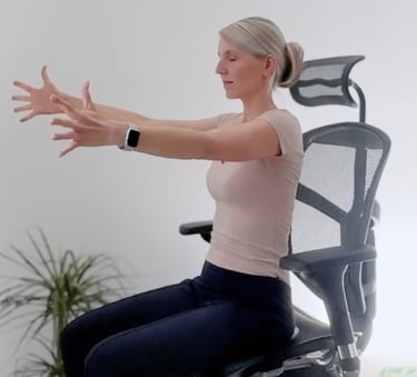 Office-Yoga-Übung im Bürostuhl – Arme nach vorne gestreckt zur Mobilisierung