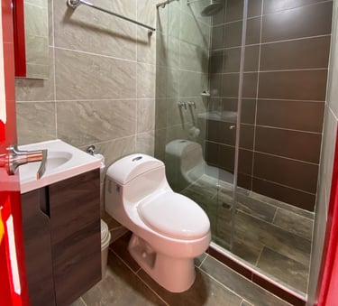 Baños cómodos con ducha de agua caliente