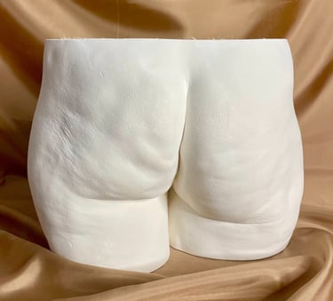 Moulage fesses en plâtre sur fond doré