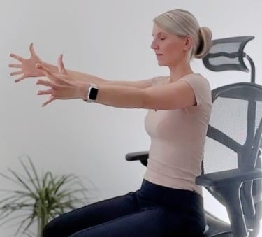 Office-Yoga-Übung im Bürostuhl – Arme nach vorne gestreckt zur Mobilisierung
