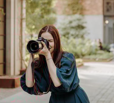 urte foto smiling and taking pictures of her clients in the netherlands