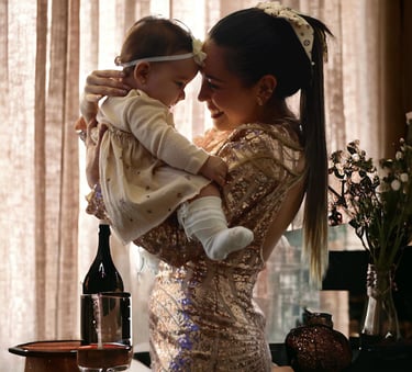Mamá sosteniendo a su bebé en brazos durante sesión en Bogotá — fotografía TheLens.