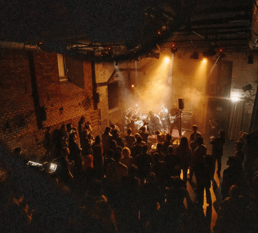 auf der Bühne des LOT findet ein Konzert vor Publikum statt