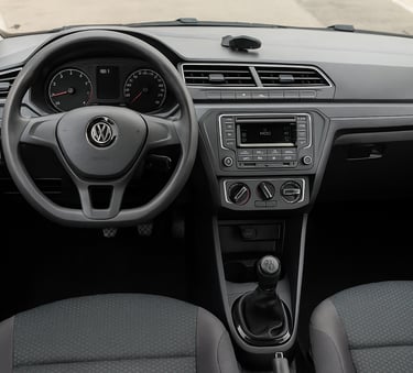 Interior do Volkswagen Voyage 1.6 MSI (2017–2021), com foco no painel, volante e central multimídia 