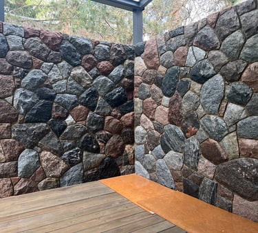 Akmens mūro sienelė terasai