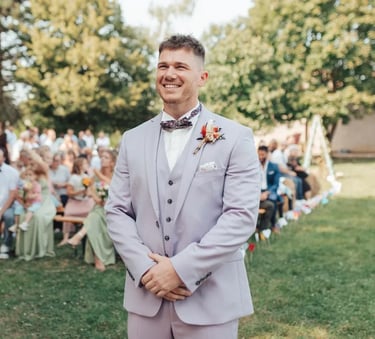 Marié très ému et souriant en découvrant sa future épouse lors de la cérémonie laïque.