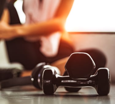 una persona entrenando fuerza para mejorar la natación