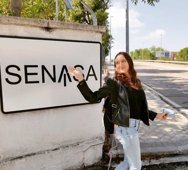 Chica feliz saliendo de su últomo examen aprobado en Senasa