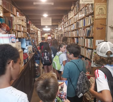 Groupe d'enfants à la librairie insolite du Somail, située le long du C