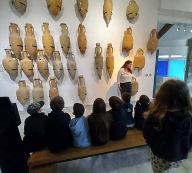 Groupe d'enfants au musee de l'ephebe lors de l'escale à Agde
