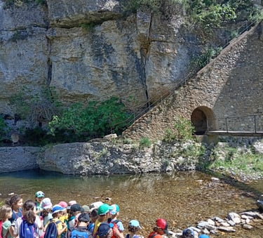 Enfants visitant le village de Minerve