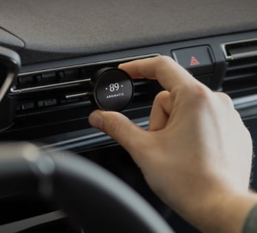 Oro gaiviklis i groteles automobiliui