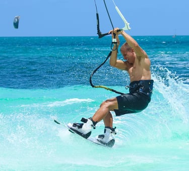 un hombre hace kitesurf