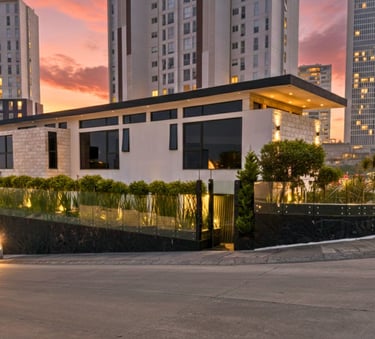 Casa en venta Bosque Real Las Plazas fachada nocturna
