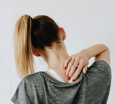 Photo d'une femme qui pose sa main sur l'épaule quand physique et psychique s'emmêlent