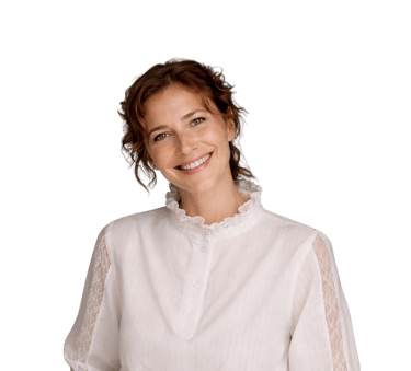 architecte d'intérieur Biarritz : Femme rousse souriante avec chemisier dentelle Balzac