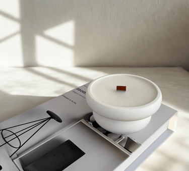 Kaars met houten lont in witte pot van Jesmonite