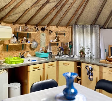 intérieur d'une yourte avec coin cuisine aménagée