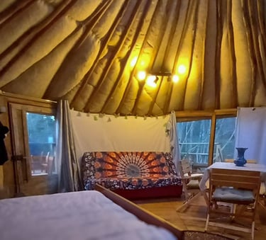 intérieur d'une yourte en fin de journée avec les lumières tamisées allumées