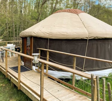 yourte avec ponton d'accès pour personnes à mobilité réduite, au camping EcoVieLaJoie