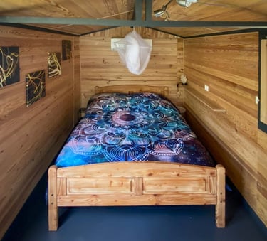 intérieur d'une tiny house avec coin couchage (nuit, literie)