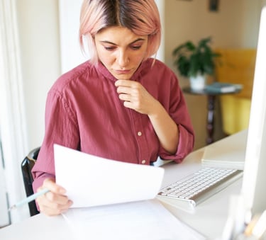 mujer profesional trabajando su branding