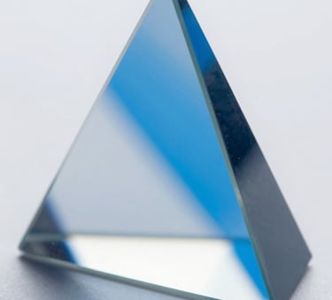 Abstract close-up photography of a glass prism reflecting vibrant blue and pure white light. Innovative and professional aesthetic, representing digital strategy. Clean and sharp composition.