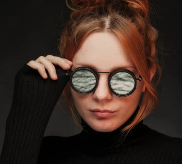 portret vrouw met bril en rood haar