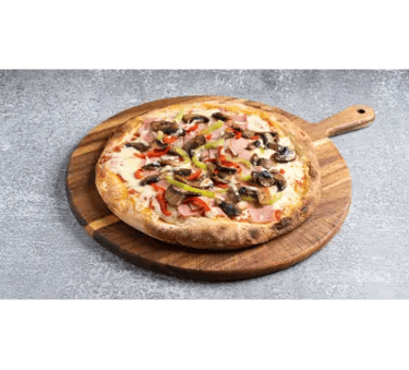Πίτσα με αλλαντικά και λαχανικά σε ξύλινη βάση