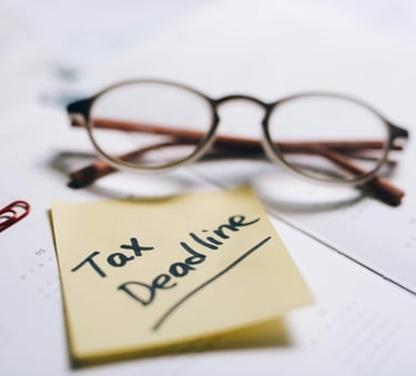 foto met een notitieblok waarop tax deadline staat