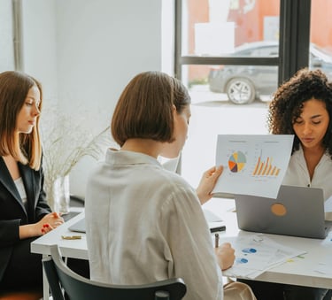 vrouw die naar cijfers kijkt
