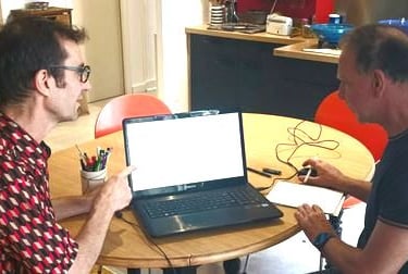 l'ami numerique donnant une explication à un client