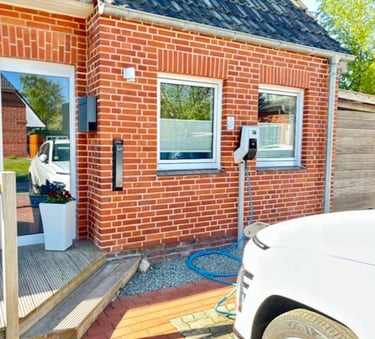 Hotel DunenNest - Hausansicht, Ladestation