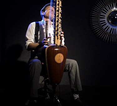 Jérôme De Cuyper jouant sur la kora chromatique "Jazzy-Kora"